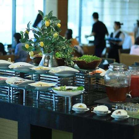 Ramee Grand Hotel And Spa Al Manamah Esterno foto A buffet at a hotel