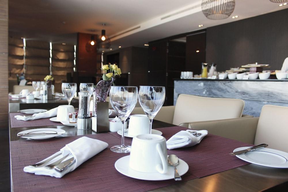 Ramee Grand Hotel And Spa Al Manamah Esterno foto A table set for fine dining
