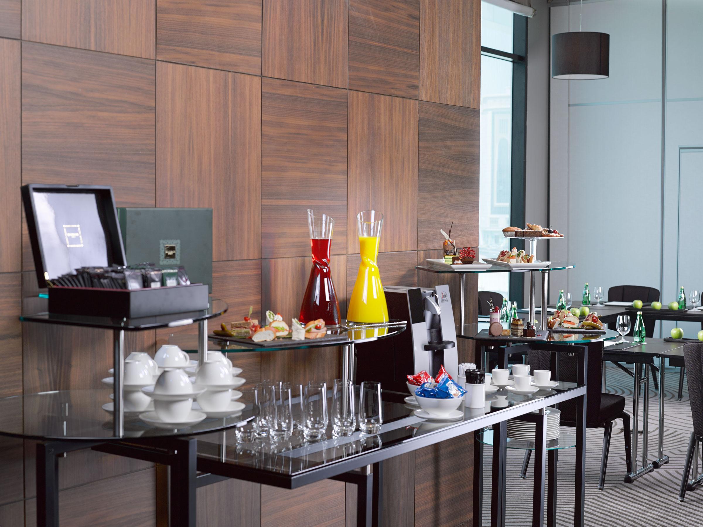 Ramee Grand Hotel And Spa Al Manamah Esterno foto A buffet at a hotel