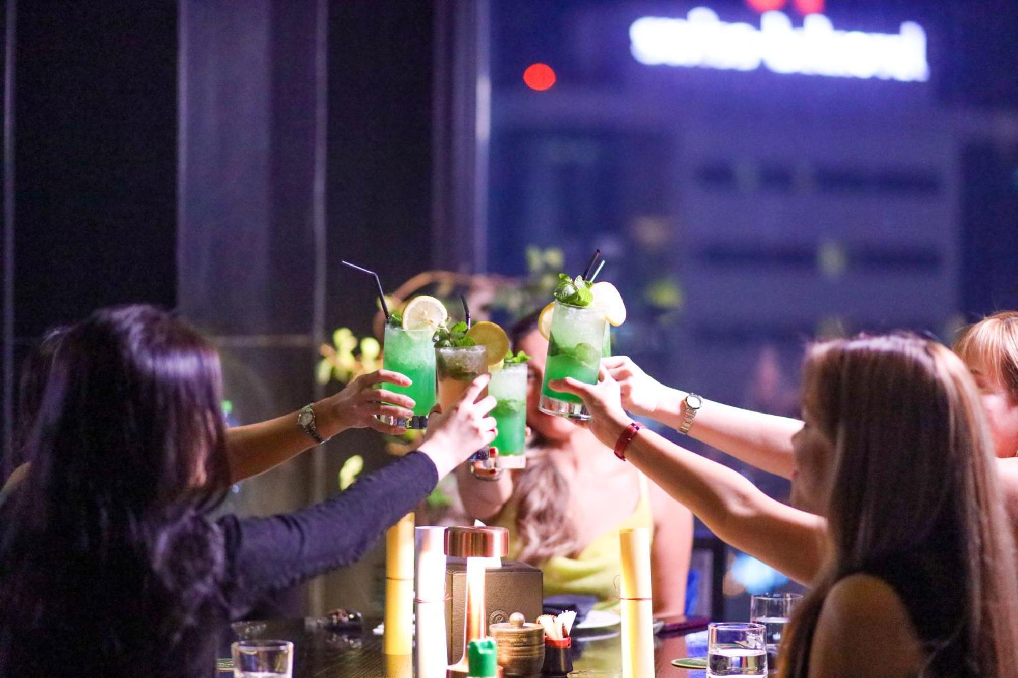 Ramee Grand Hotel And Spa Al Manamah Esterno foto A group of friends toasting with cocktails