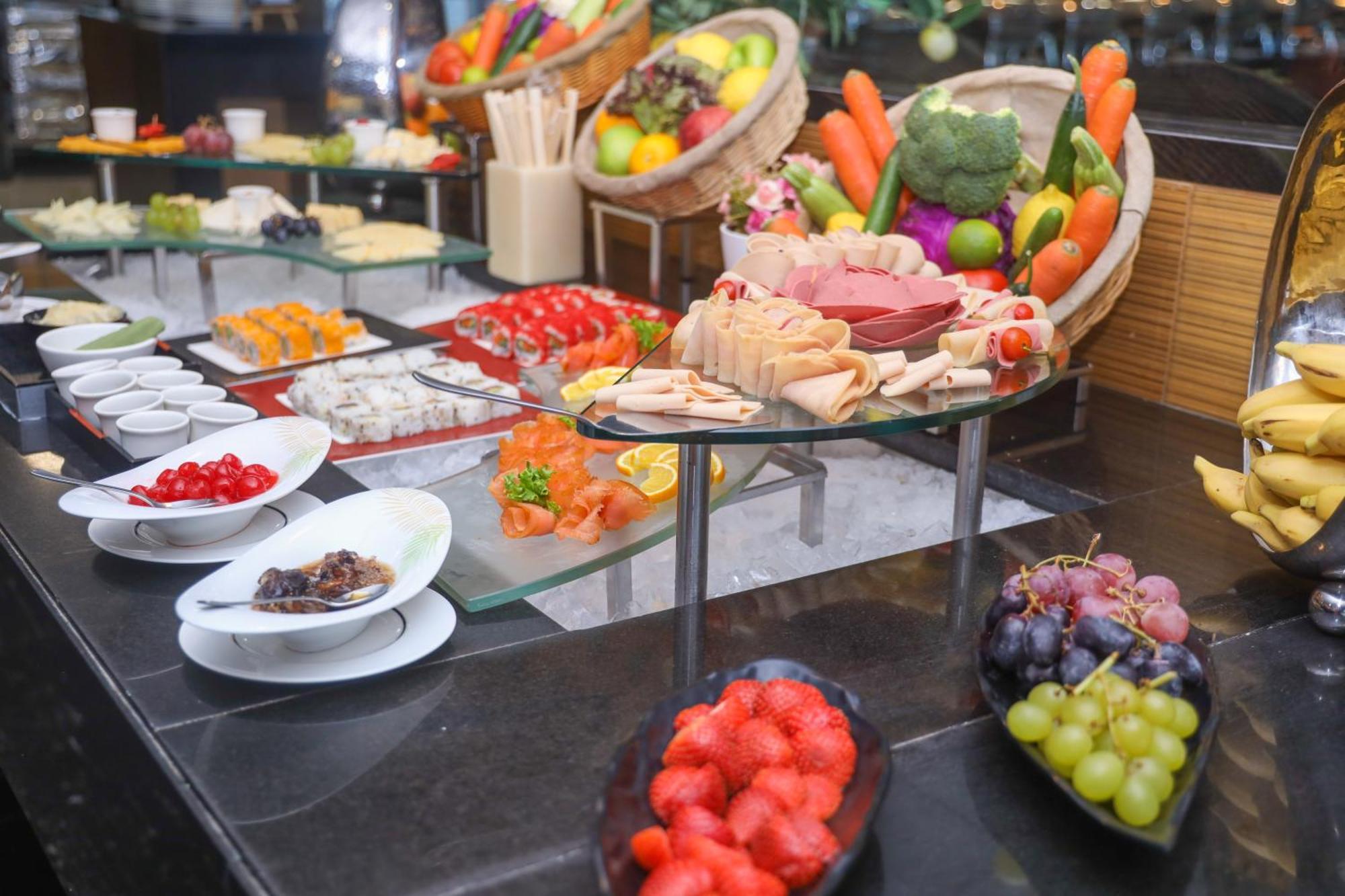Ramee Grand Hotel And Spa Al Manamah Esterno foto A buffet at a hotel