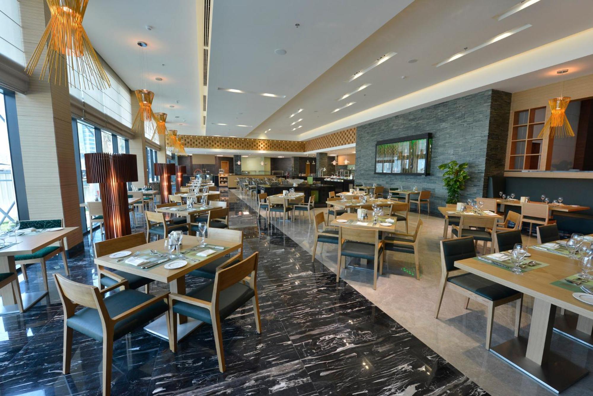 Ramee Grand Hotel And Spa Al Manamah Esterno foto The restaurant