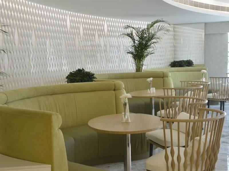 Ramee Grand Hotel And Spa Al Manamah Esterno foto The interior of the lounge