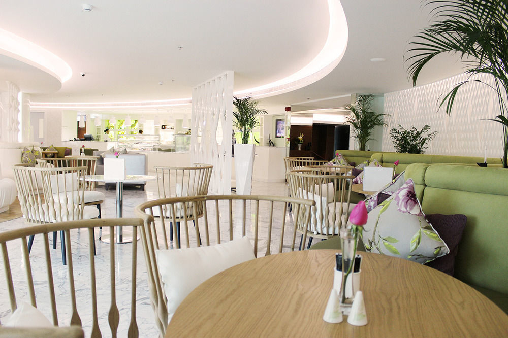 Ramee Grand Hotel And Spa Al Manamah Esterno foto The interior of the lounge